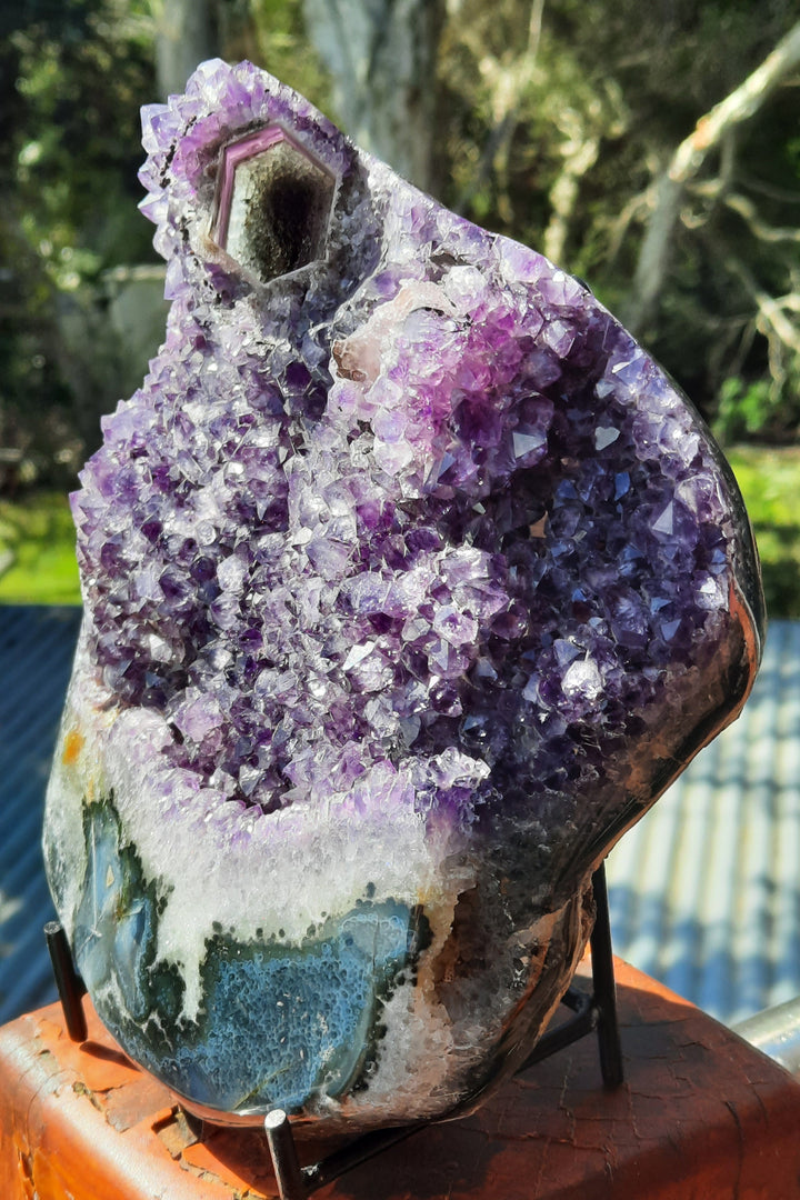 Amethyst Geode (1.960 kilograms)